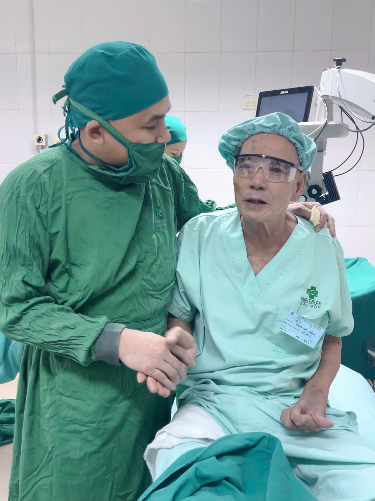 Ca Mổ Mắt Độc Nhất